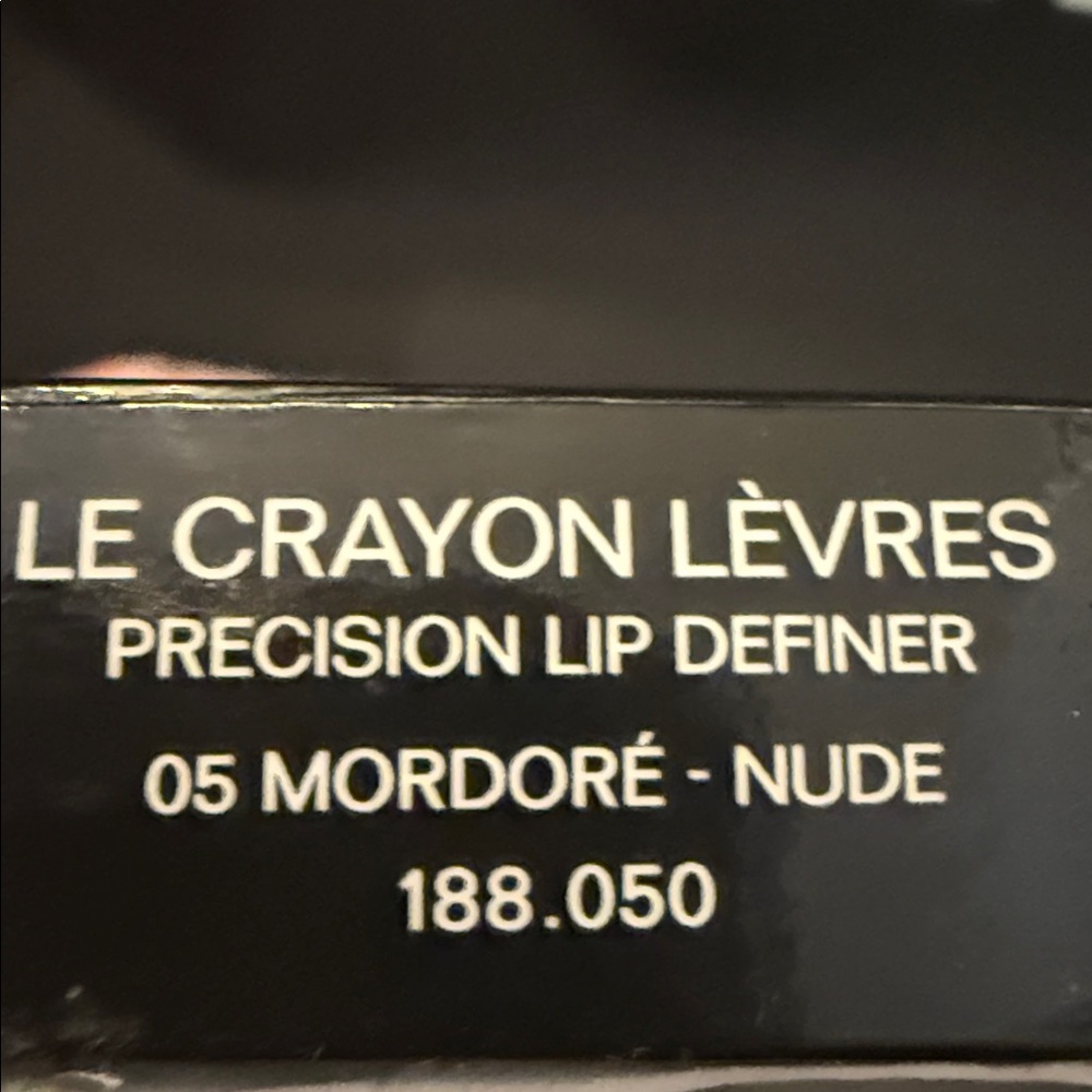 Chanel Precision Lip Definer - Picture 3 of 6